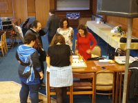 Poslední úpravy na dortu krátce před zahájením bohoslužby