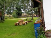 Zahrada penzionu čerstvě uklizená