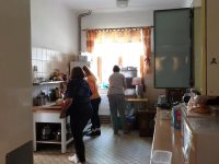 Společná příprava na vydávání večeře