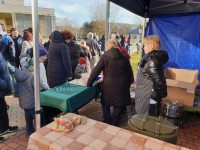 Rozdávání cukroví spolkem Aktivních seniorů patří mezi zavedený program Štědré bohoslužby