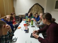 Když se jeden mládežník modlí tak nahlas, že se ostatní bez zacpaných uší modlit nemohou