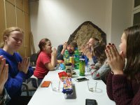 Když mládež předstírá, že se modlí